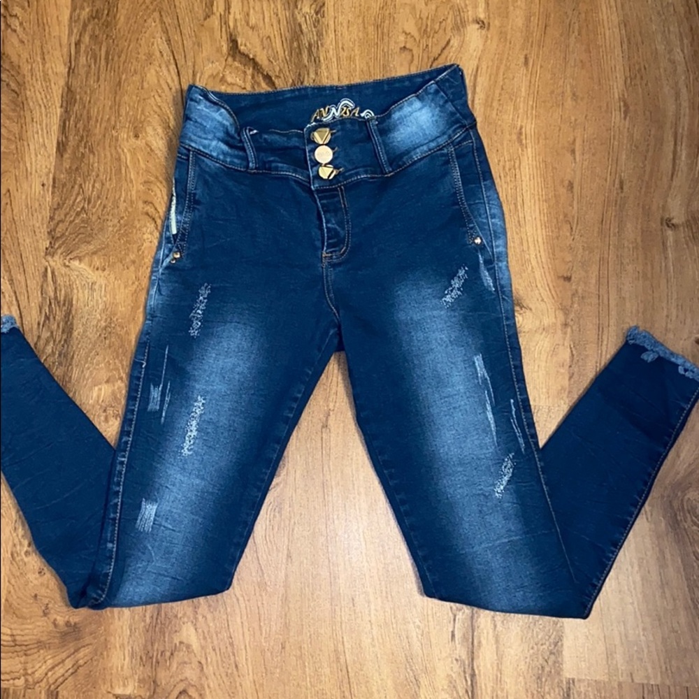 Colombian levanta cola jeans